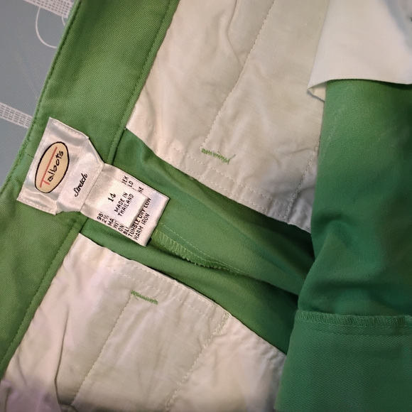 SOLD Green stretch Bermuda Knee Length Shorts Women’s Size 14 34W 13L - Picture 3 of 4